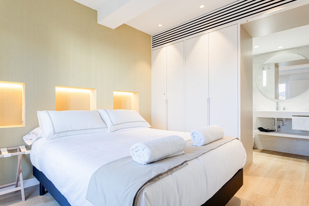 Downtown, new & bright penthouse, terrace & views gallery image 4