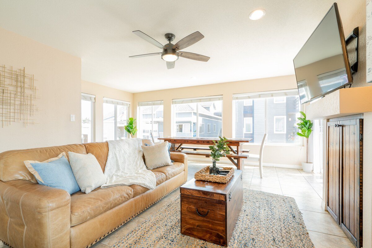 Beachside Retreat! Walk to beach! Entire Duplex! gallery image 4