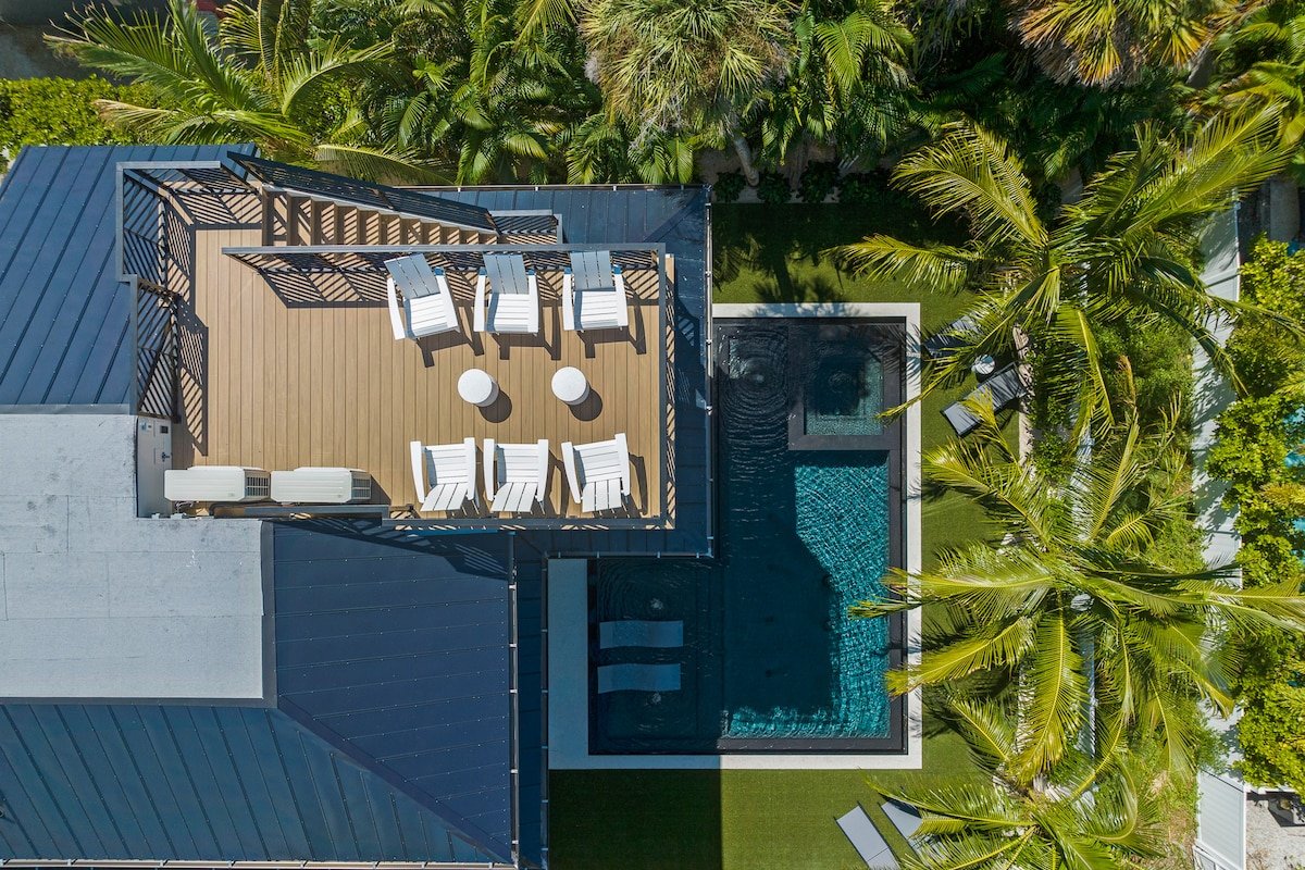 Luxury home with Golf Cart, Bikes, Pool and Spa!