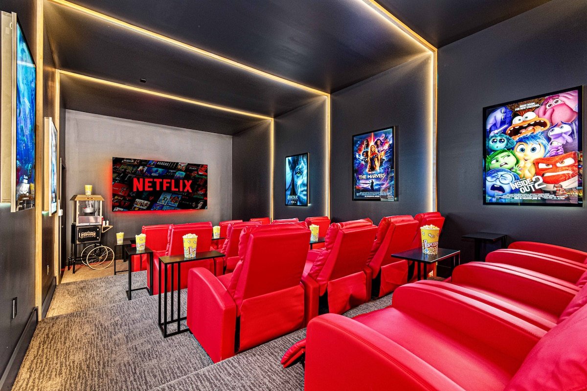 7K+ sq ft Mansion! Backyard Oasis! sleeps 28 gallery image 4