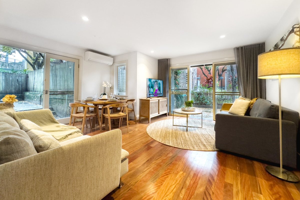 Townhouse in Heart of The Rocks: Opera House gallery image 2