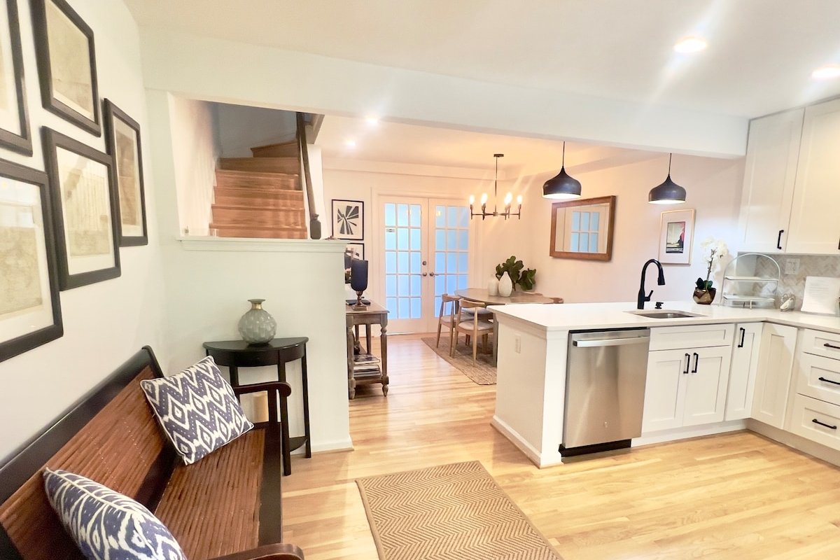 Waterfront Townhouse Wharf’s Location + Parking! gallery image 5