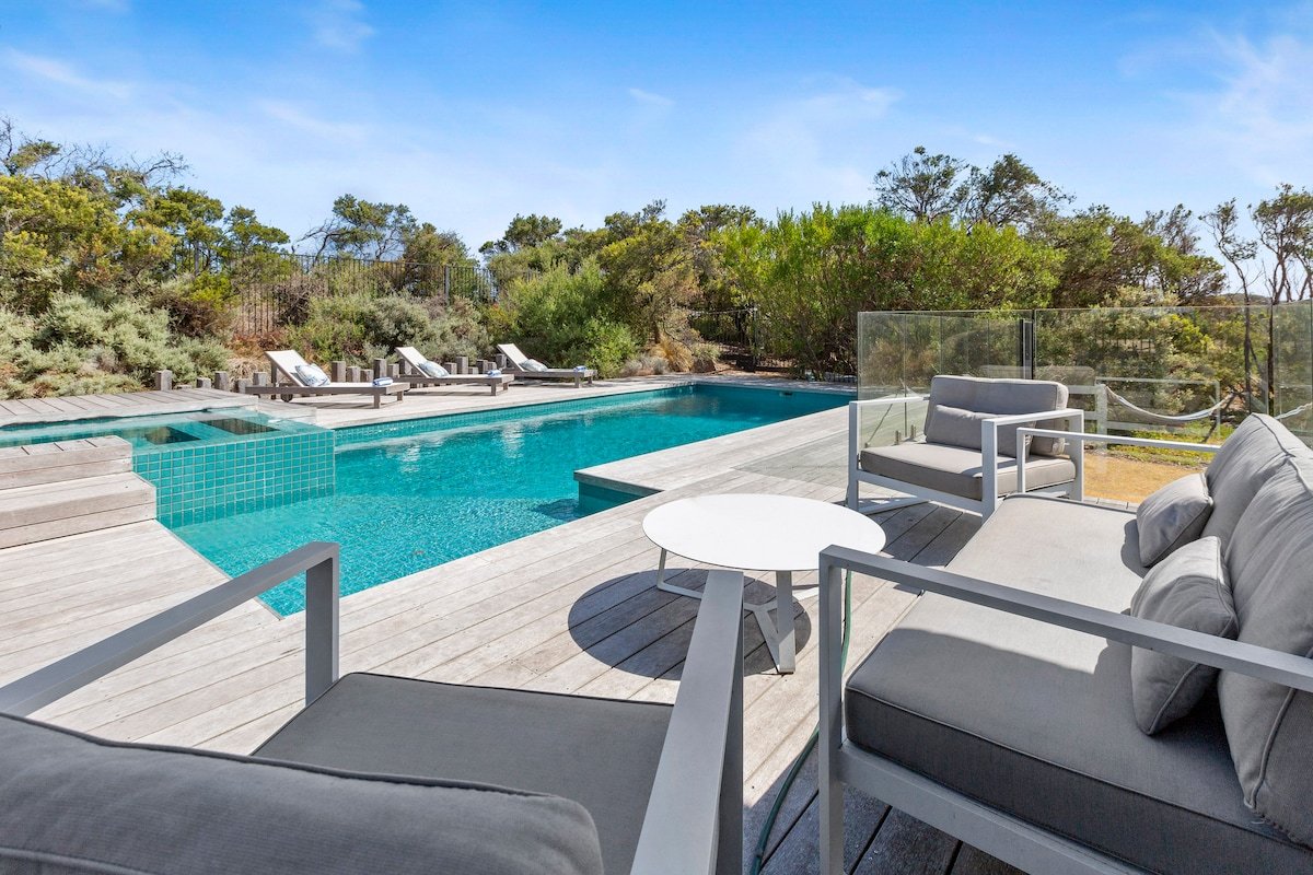 Oceanic-Luxury Meets Relaxation gallery image 4