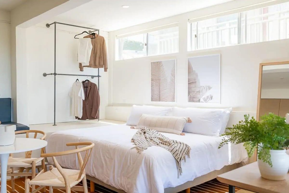 Heated Pool-Jacuzzi-King Bed-City Views-Chic Decor gallery image 3