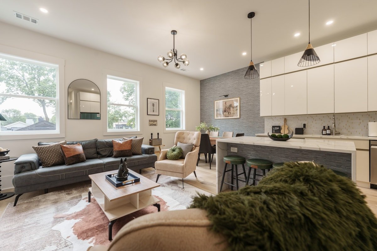 Weekend Getaway-Walk to Restaurants-2 Car Garage! gallery image 2