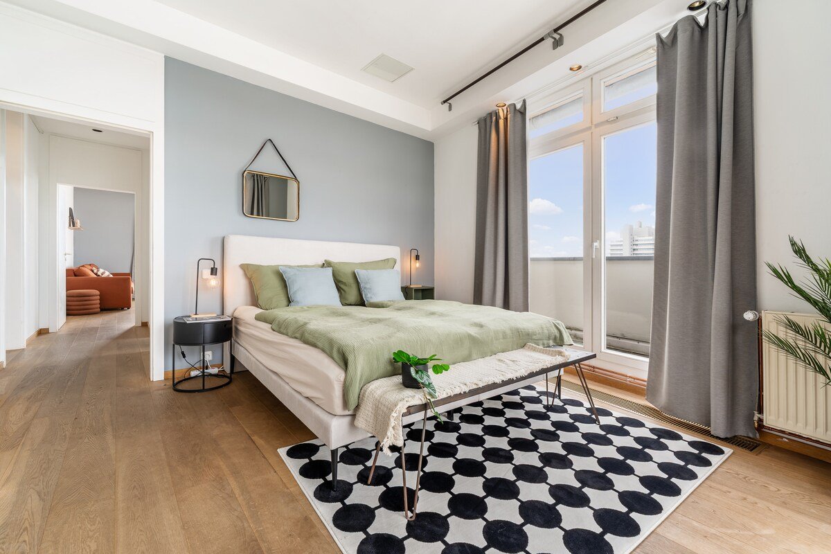 180m2 Urban Loft – Balcony – Parking – 20 pax. gallery image 5