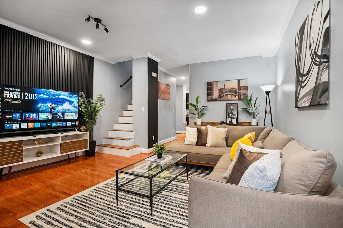 NEW | King Bed 4BR | Luxury Capitol Hill Townhouse gallery image 2
