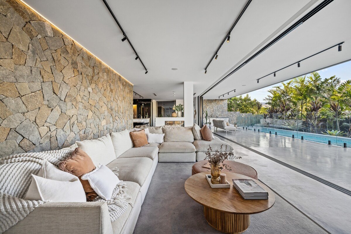 Award winning luxury – Mana Beach House gallery image 4
