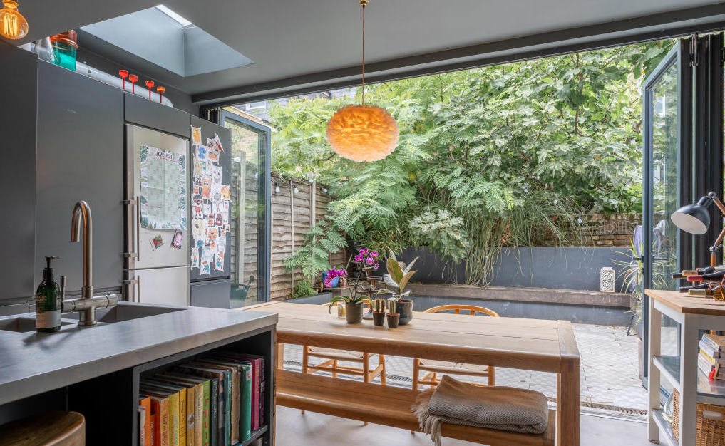 Spacious four bed victorian townhouse with garden