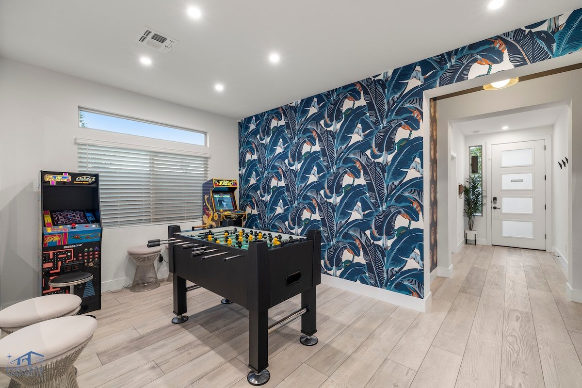 Cozy, Modern 5bd! 15 mins to airport, Spa & Pool! gallery image 5