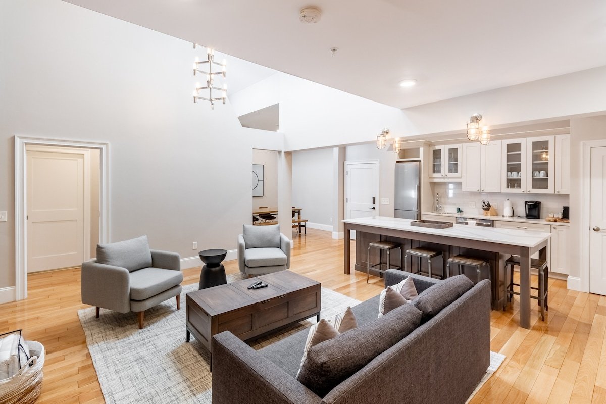 Corner Apt, Open Floor Plan In Downtown Newport gallery image 2