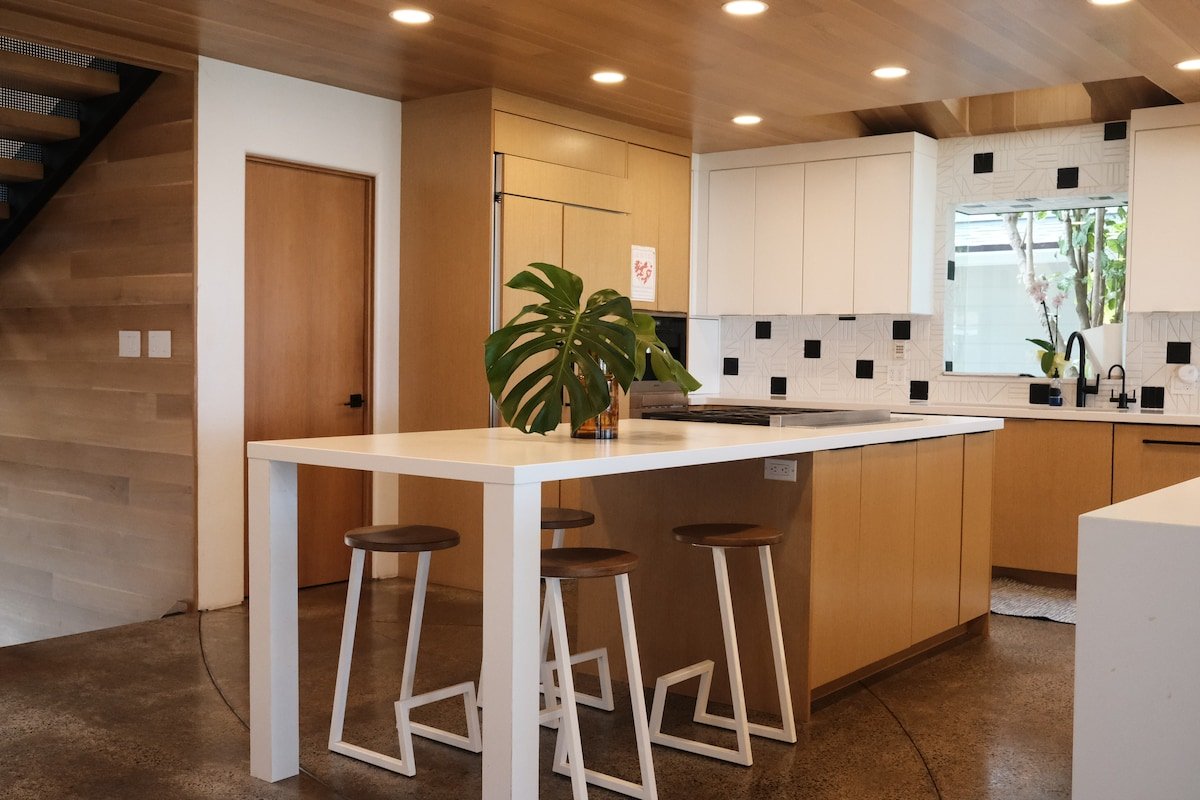 The Log Cabins House – Oceanfront Paradise! gallery image 2