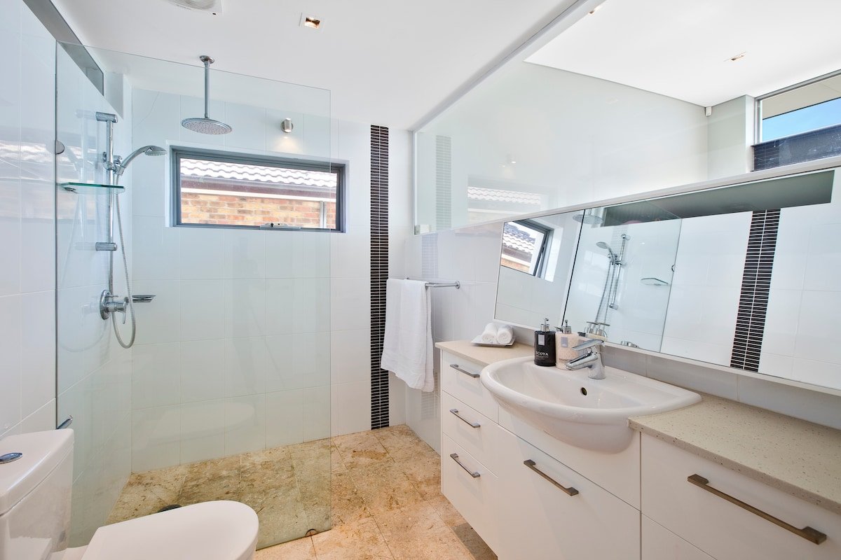 Luxury Oceanview Penthouse Dee Why Beach gallery image 3