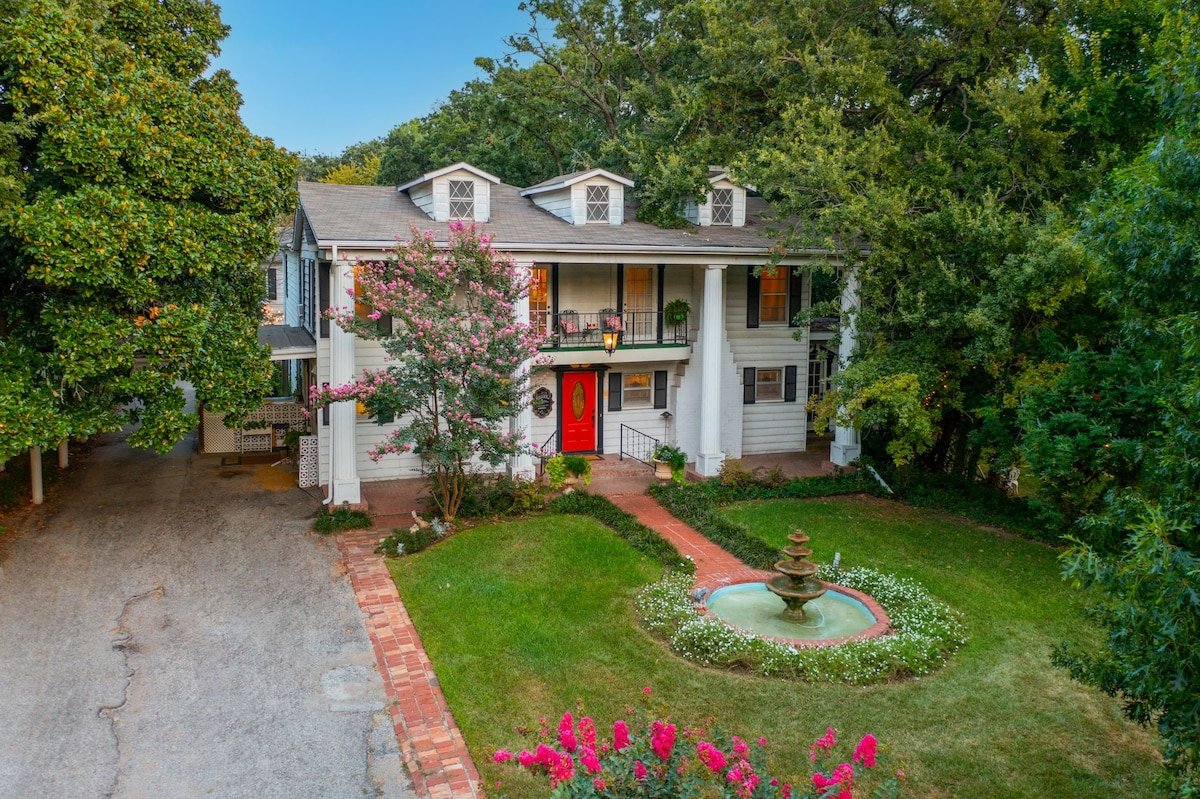 Historic Azalea Estate-7 bdrm, 5.5 bath, King beds gallery image 2