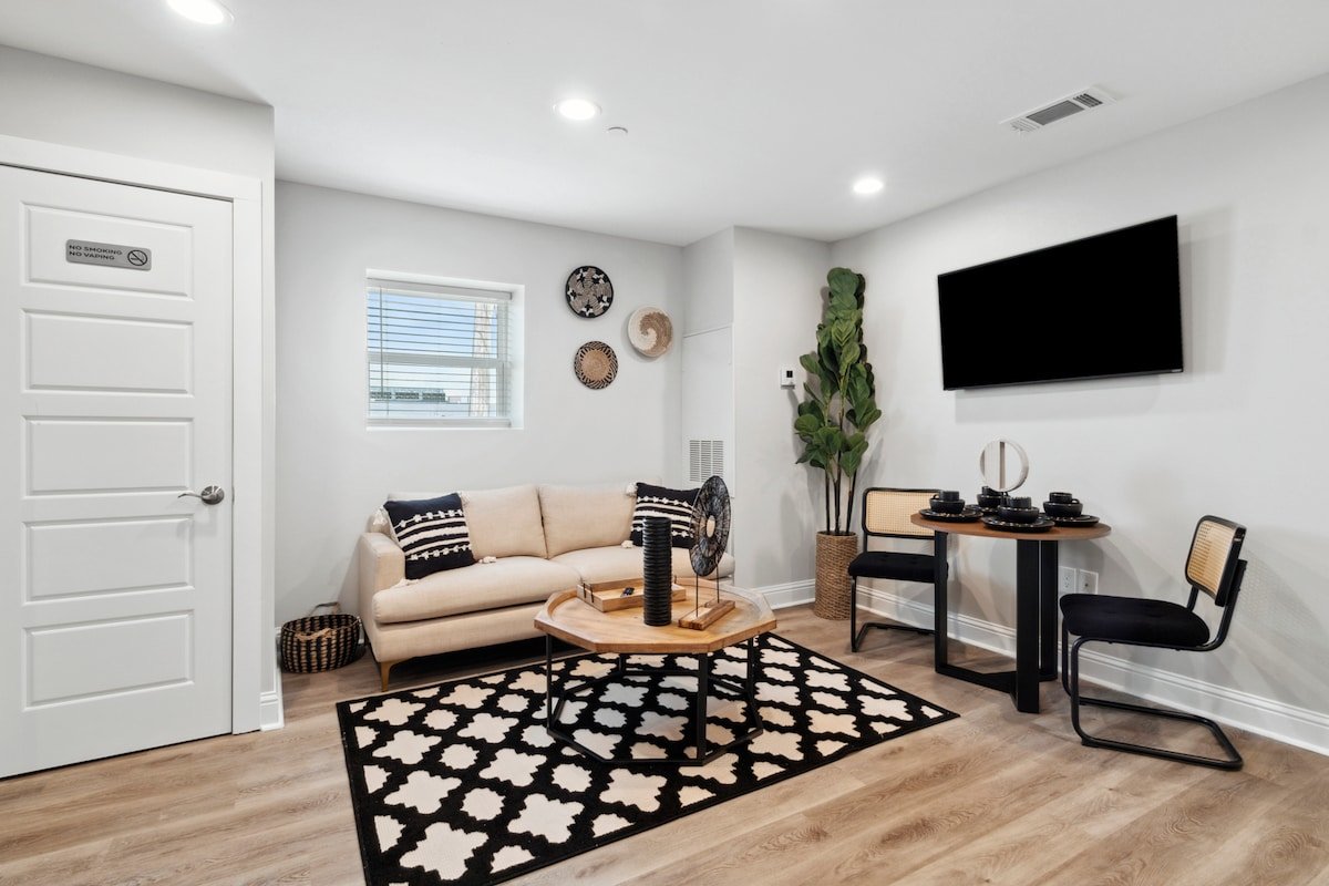 Entire Boutique Hotel w/Pool & Parking, 6 Suites gallery image 4