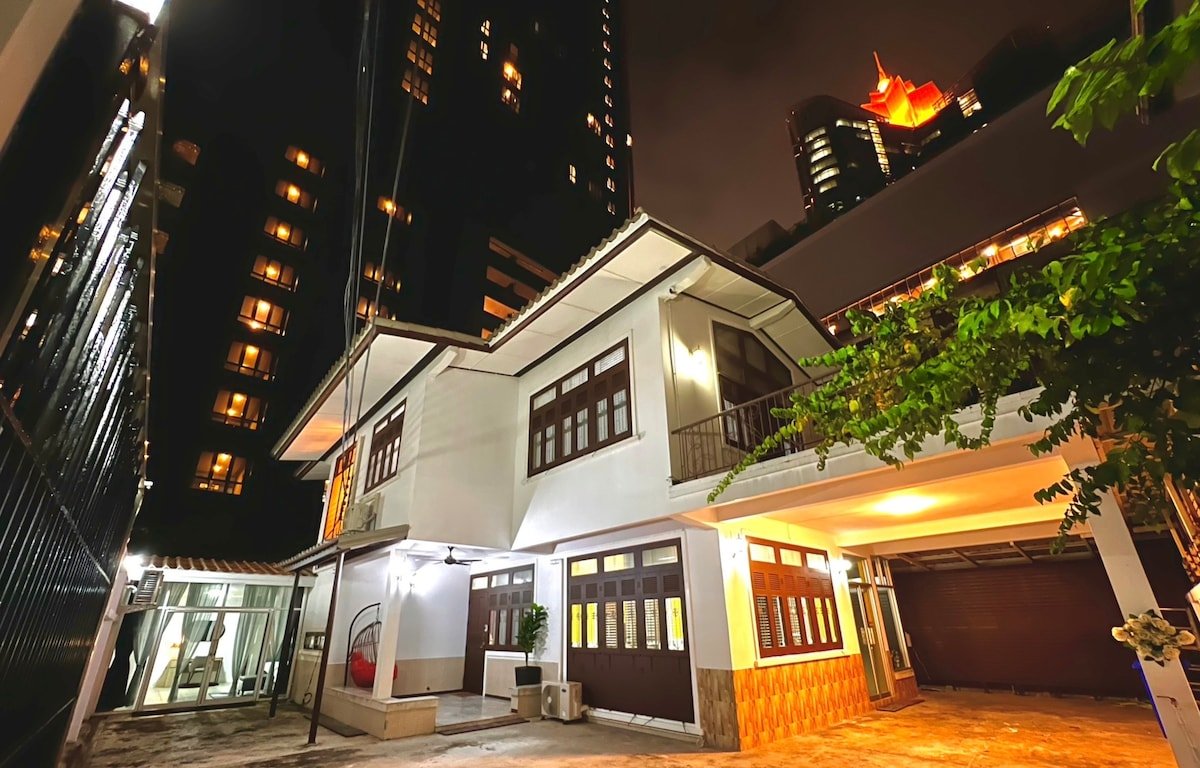 280m to ASOK BTS/MRT/Terminal 21 +Airport Transfer gallery image 2