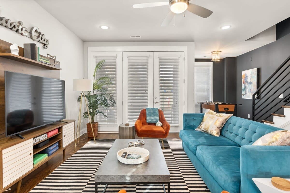 2 Homes- 7 Bedrooms Sleeps 22! gallery image 5