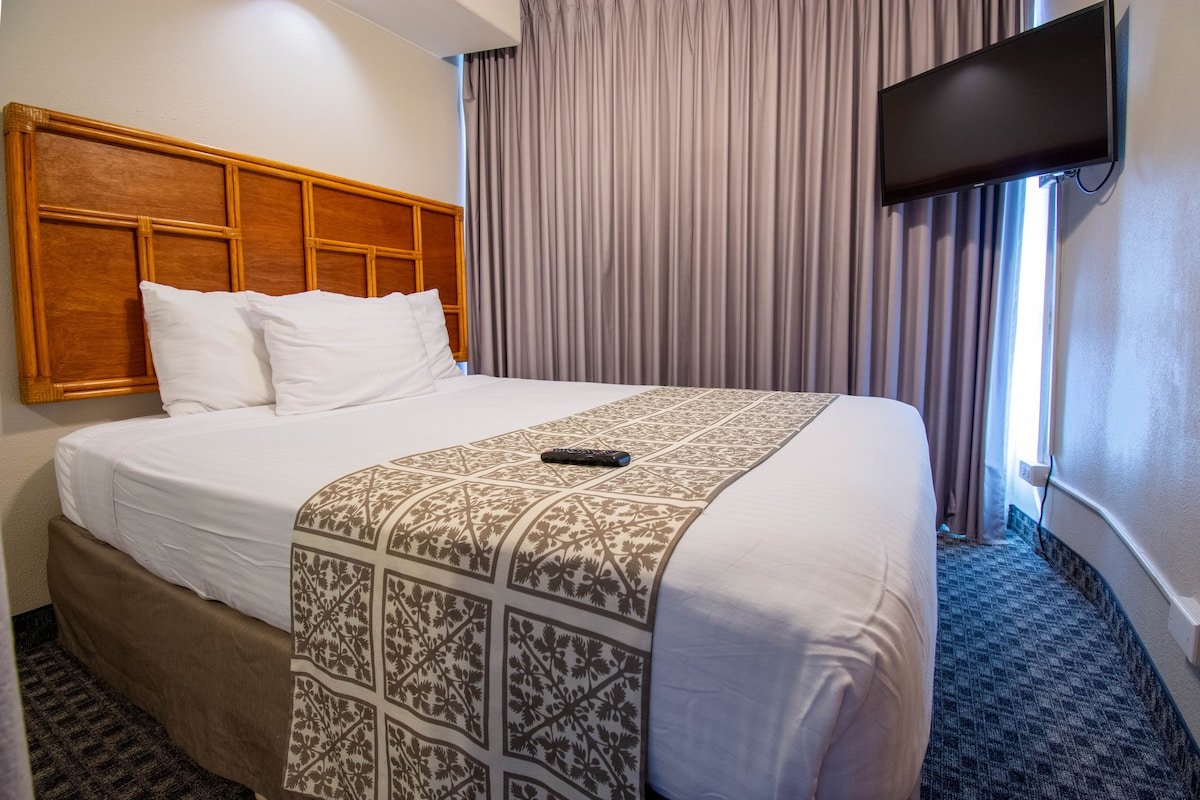 2BR: 5 mins to Waikiki Beach, Pool, Hot Tub, Sauna gallery image 4