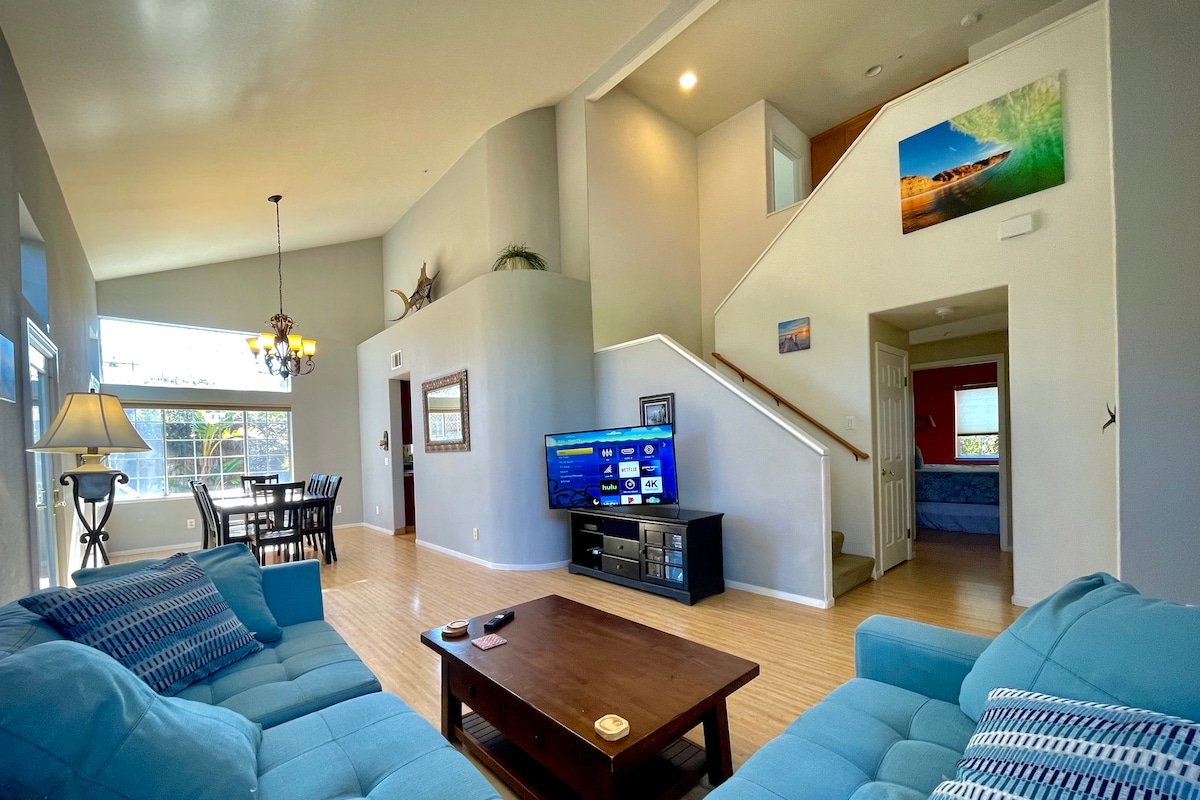 4 bed HotTub Firepit blks to beach Best Location! gallery image 4