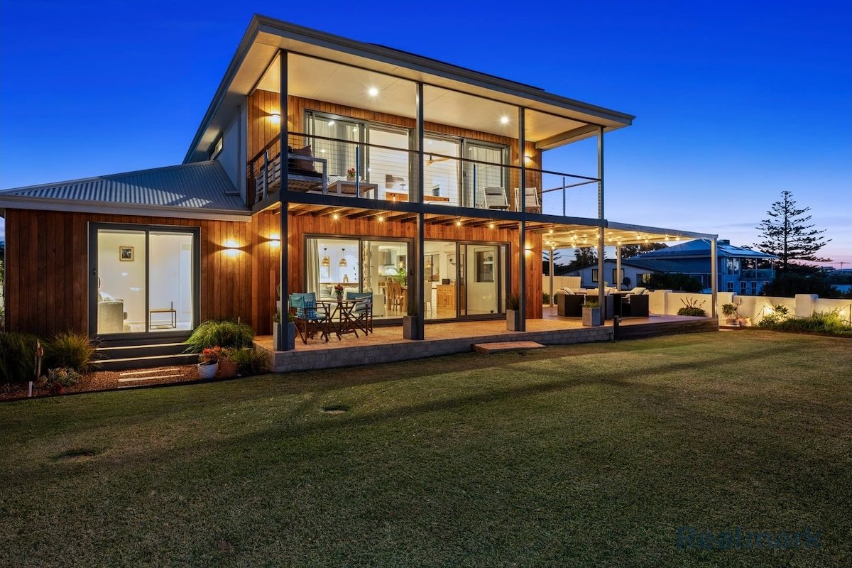 Stunning Falcon beach house with epic ocean views gallery image 3