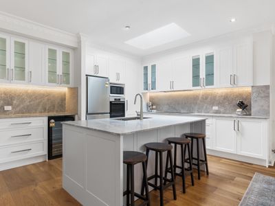 Luxury Renovated Home, Quiet street- Light Modern