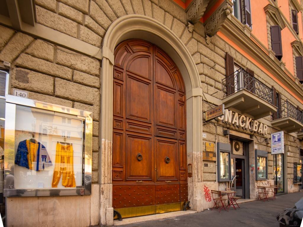 Elegant central apartment with metro at 80 meters gallery image 3