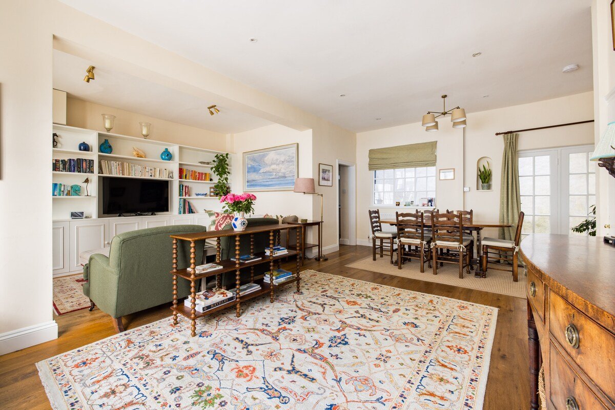 Traditional Treasure – 3 Bedroom Home by Hyde Park gallery image 5