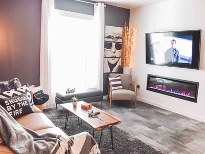 Luxe 2 Bedroom – On Music Row – Guitar Pool – Slee