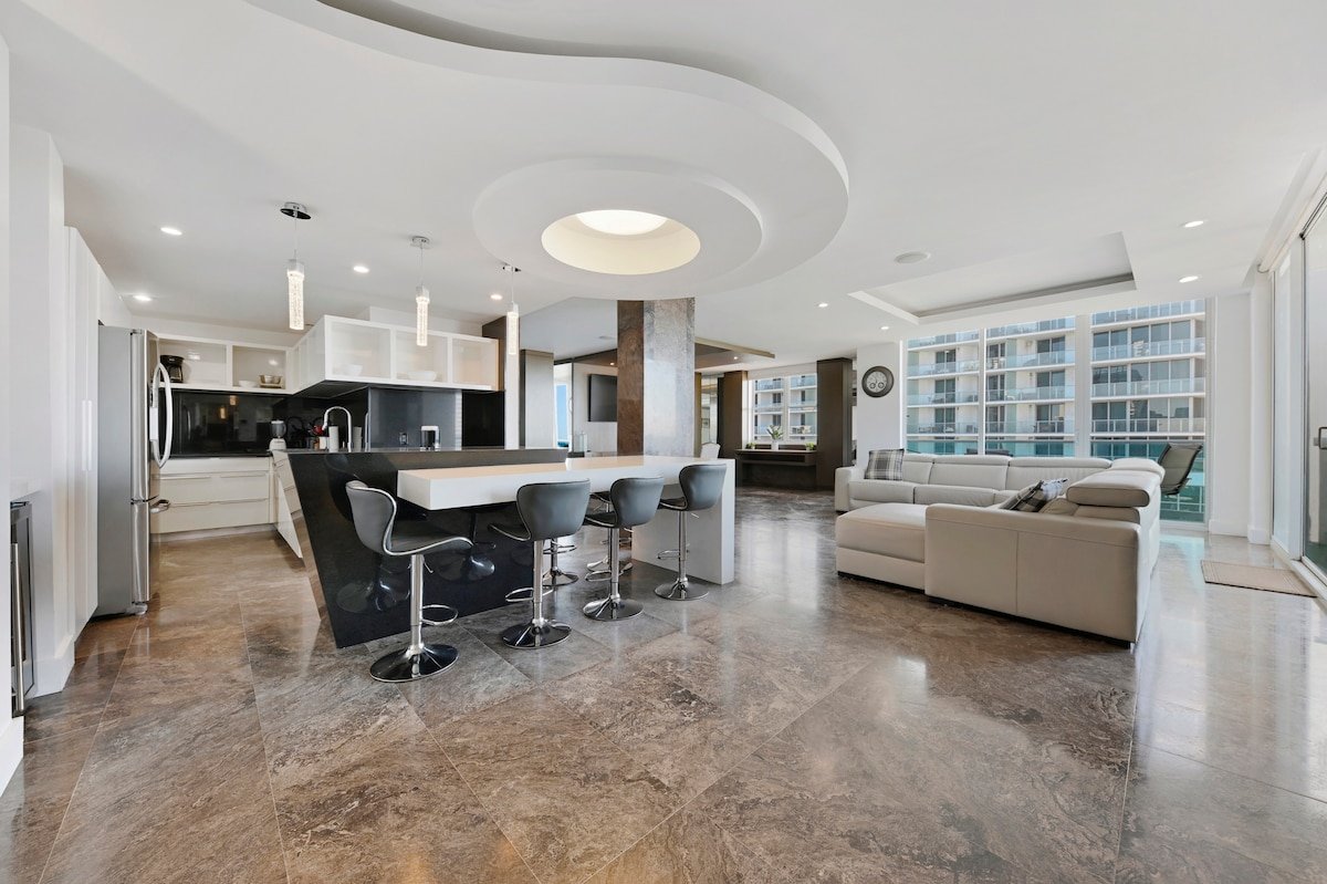 LUXURY PENTHOUSE ON THE BEACH 3/3 OCEANFRONT CONDO gallery image 4