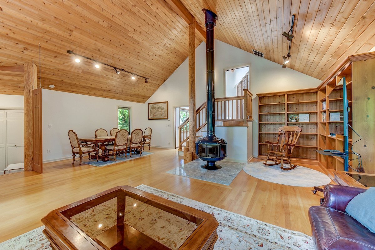 Spacious Cabin with HotTub,Sauna,AC,Loft,King Bed gallery image 4