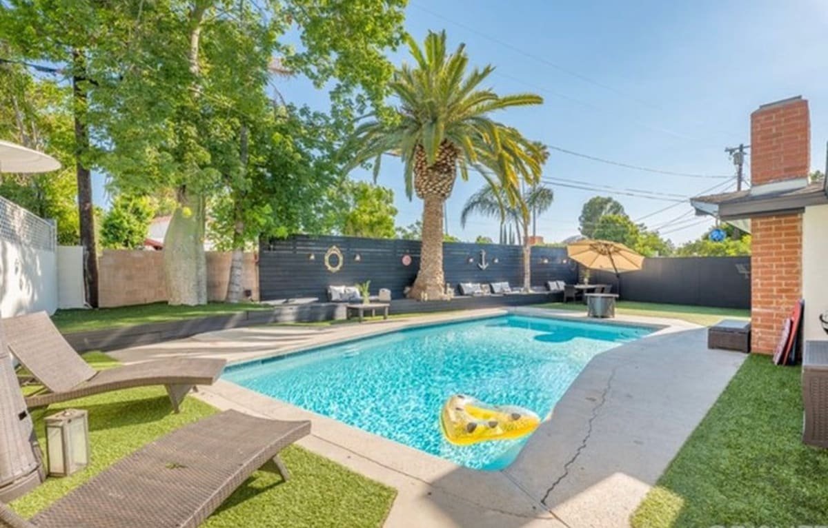 5 Bedroom retreat with large pool and yard gallery image 2