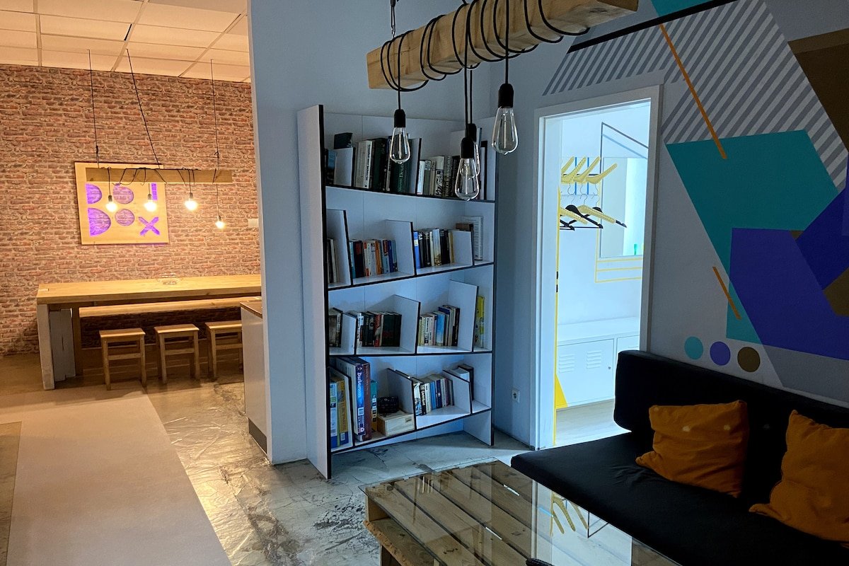 *NEW* Stylish art loft, 7 room, hip central area gallery image 4