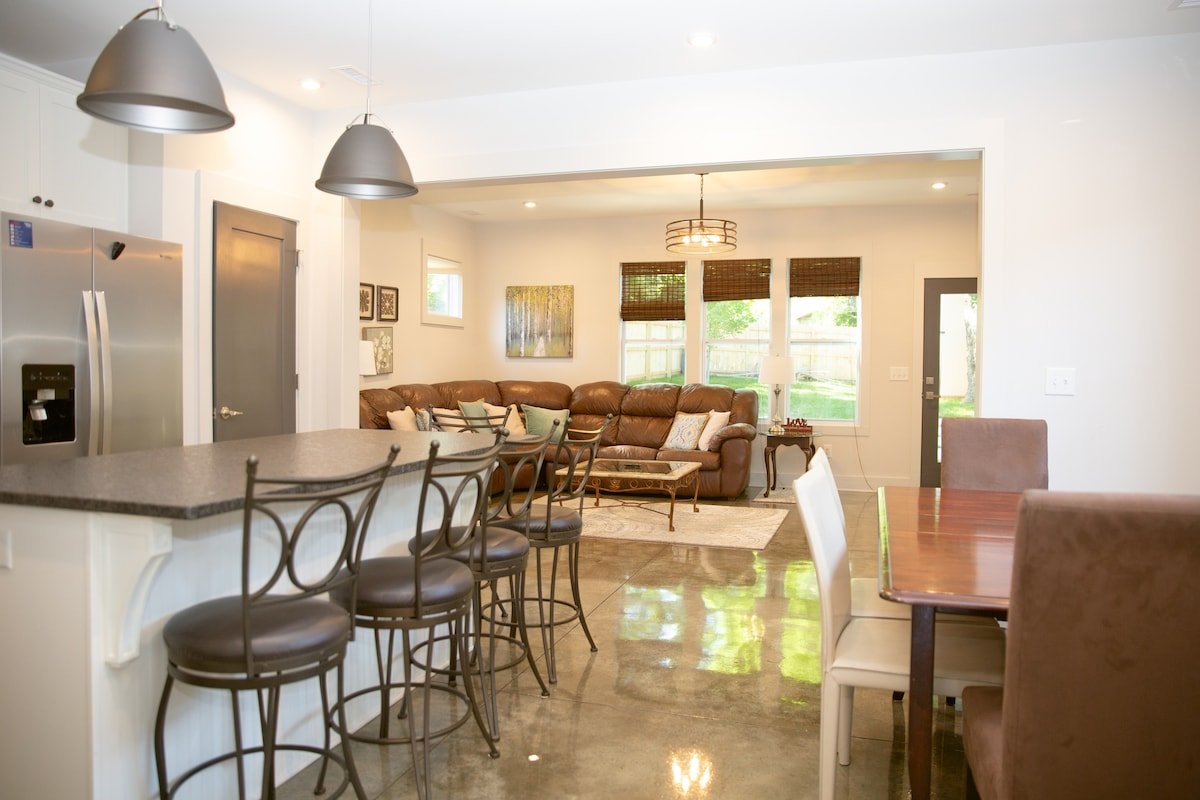 Classy Stay only 2 Miles from Downtown – Sleeps 12 gallery image 2