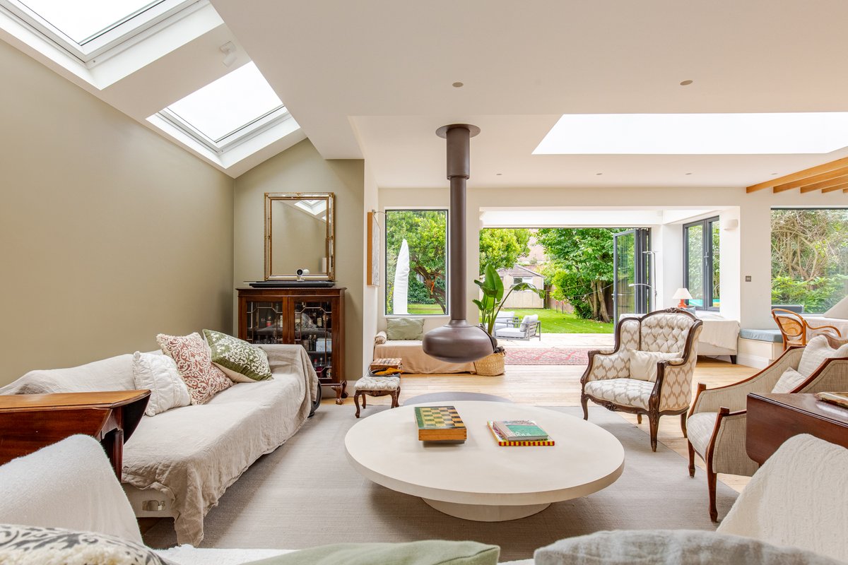 Spacious 4B family home by Richmond riverside