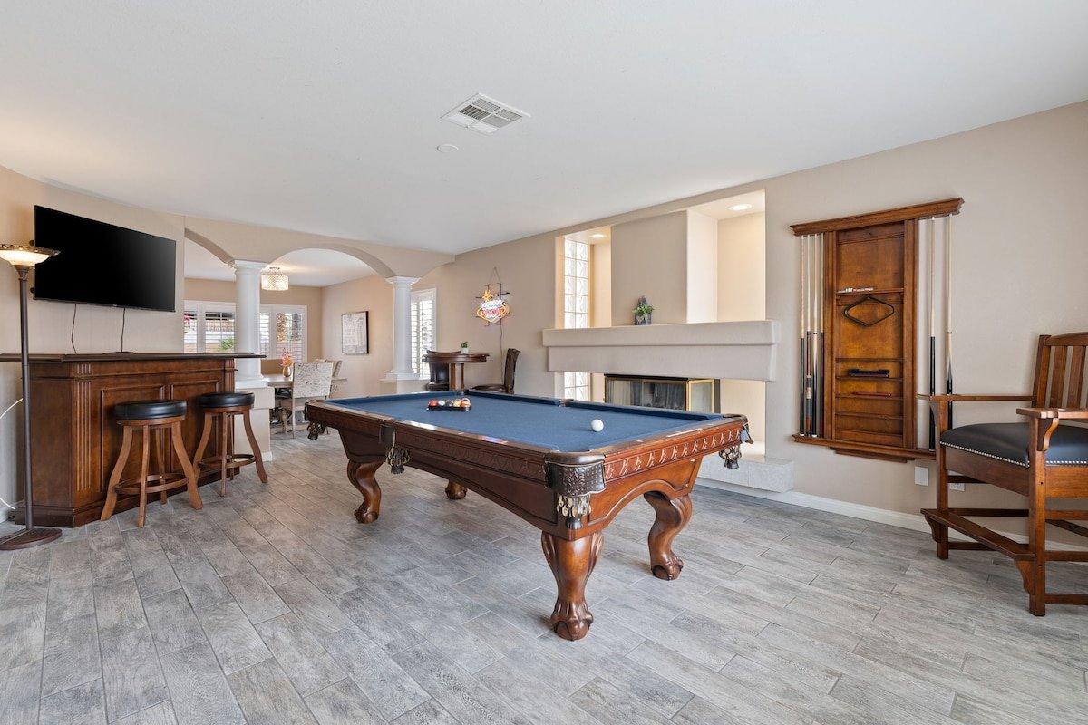 Newly updated! Licensed, Superhost, sleeps 12! gallery image 4