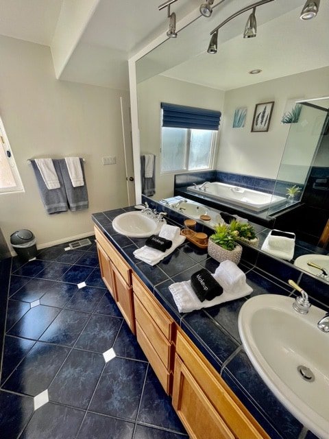 Beautiful La Jolla Village Home, Sleeps 9 gallery image 4