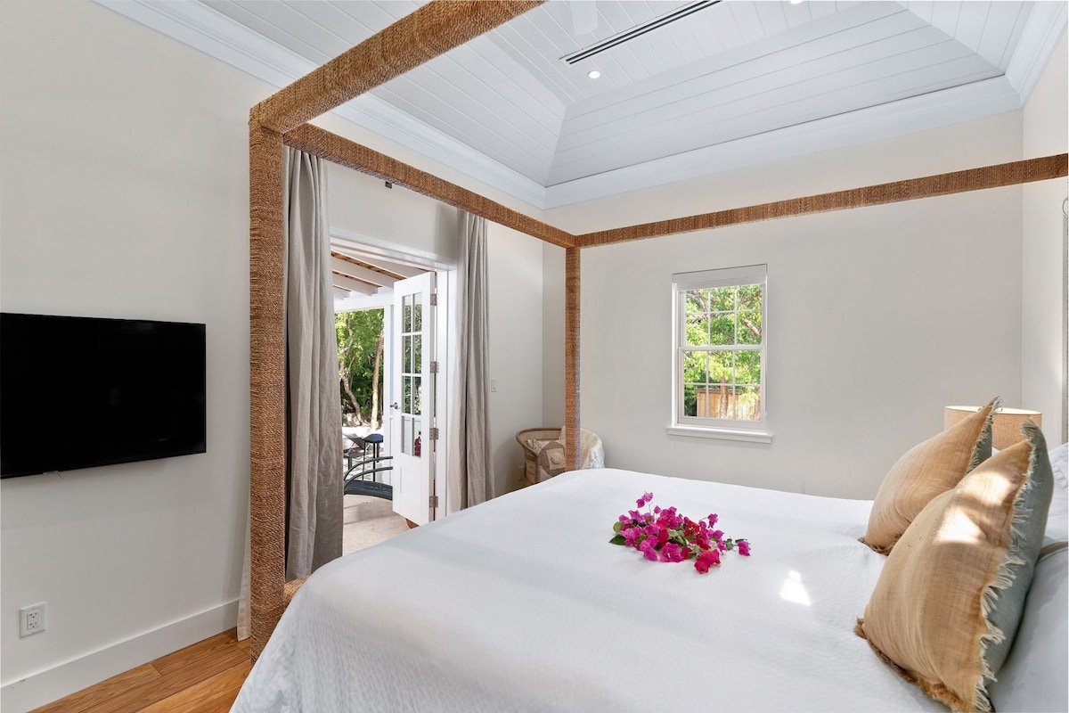 Pink Sands Resort 2 Bed with Pool gallery image 3