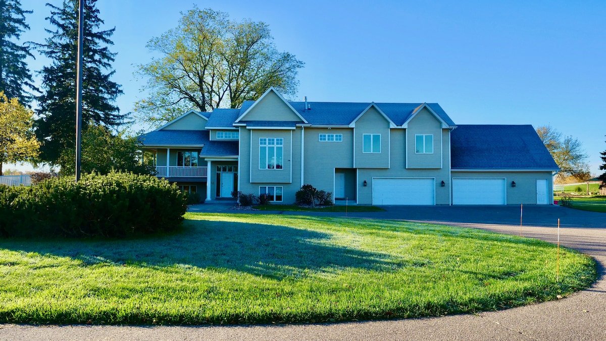 The Bavaria Farmhouse – 30 Acre Estate gallery image 4