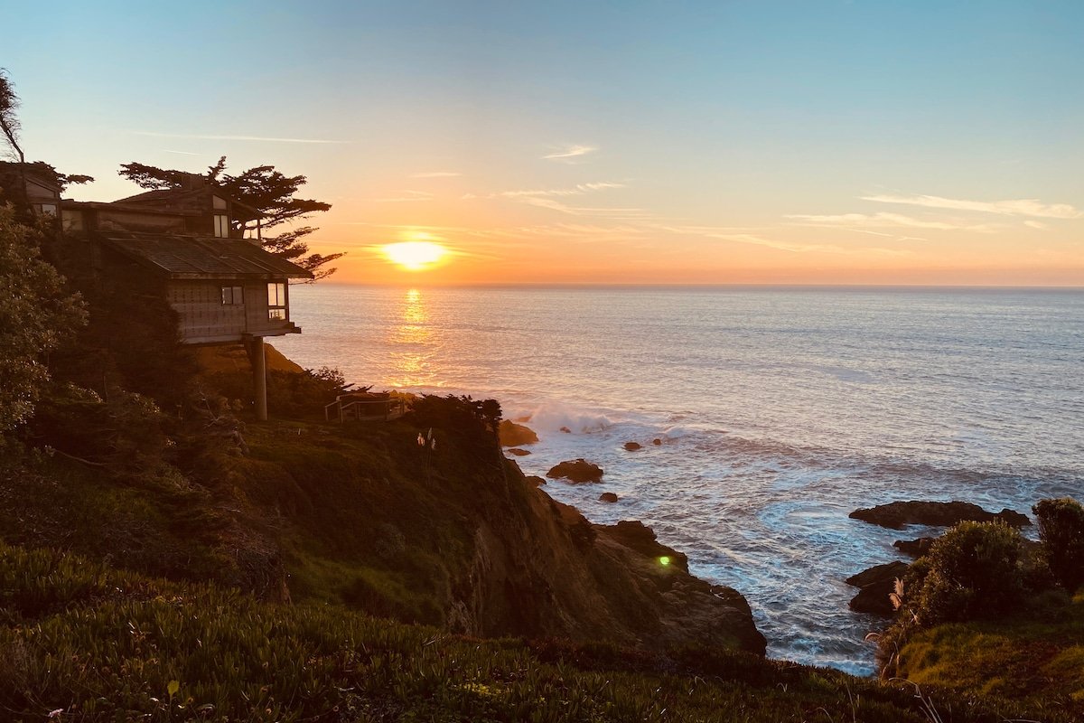 Ocean view house, beaches, trails, family friendly gallery image 4