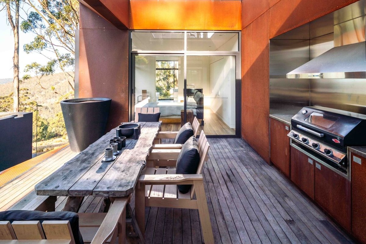 Mountain Top Snug Whole Property Itas gallery image 5