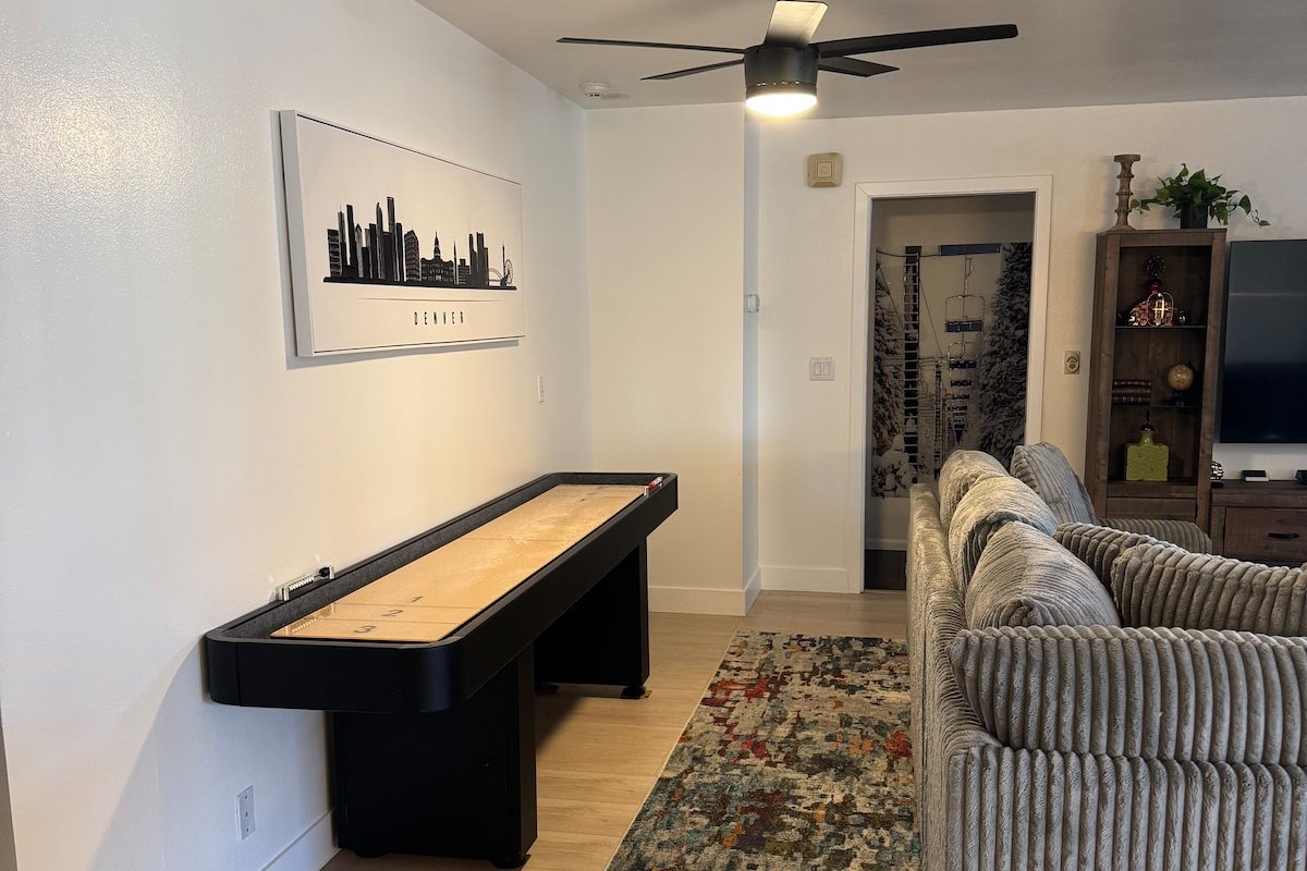 RARE FIND 2000 SQ ft 17th FLOOR CONDO gallery image 5