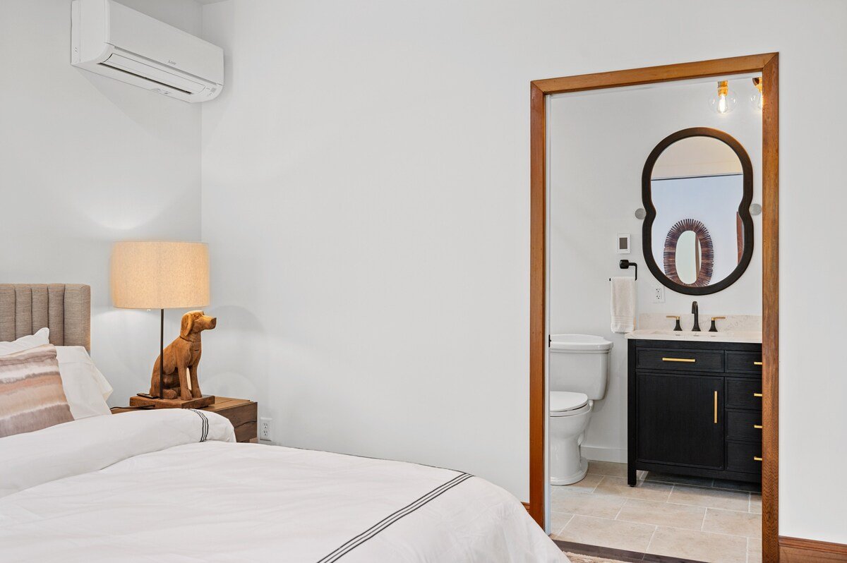 Luxury 4BR Chalet/Hot Tub, Sauna + Shuttle Access gallery image 3