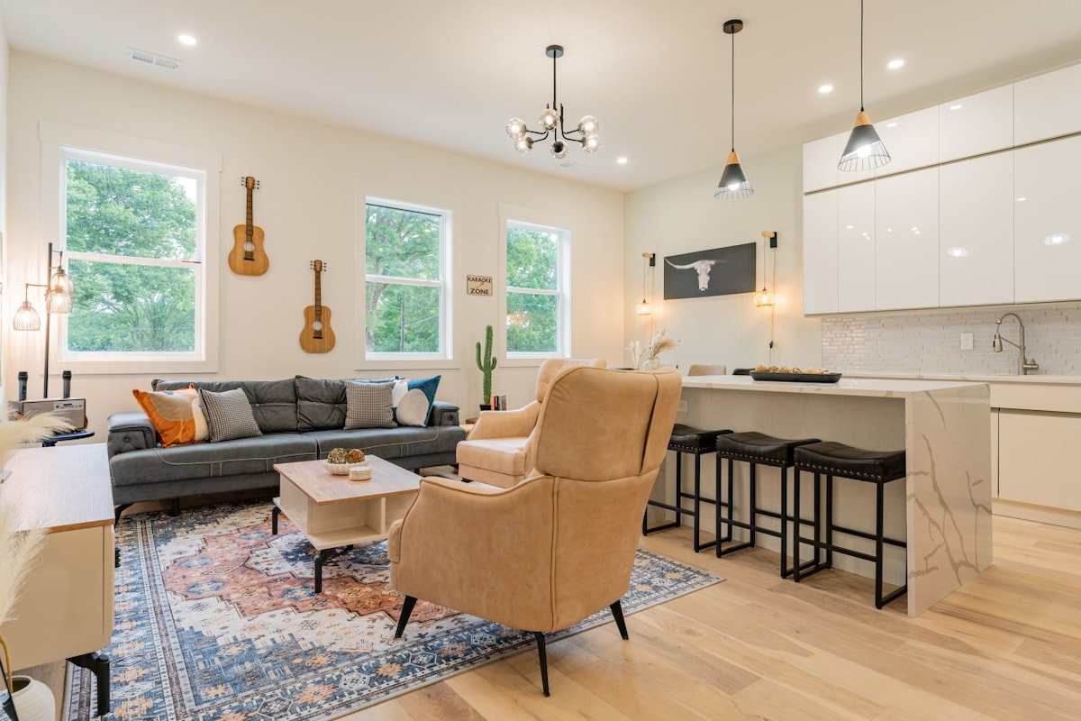 Weekend Getaway-Walk to Coffee Shop- 2 Car Garage! gallery image 2