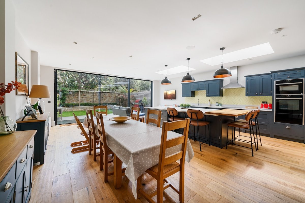 Enjoy 4 floors of modern luxury nr River Thames gallery image 3