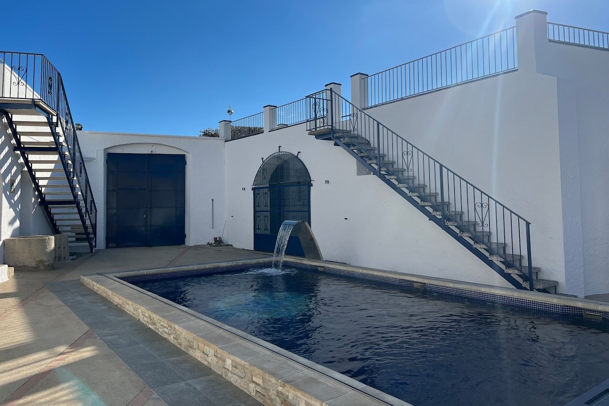 Casa con piscina y vistas al mar gallery image 5