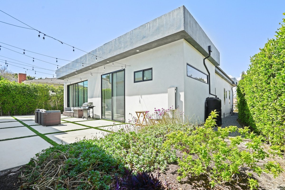 Modern Lux Large House Back Yard | Pet | Parking gallery image 4