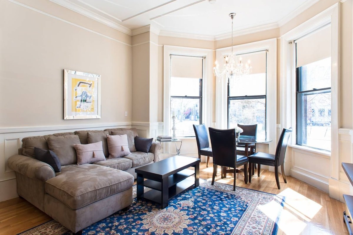 Large 2 BR|2 BA + Patio in Back Bay gallery image 2
