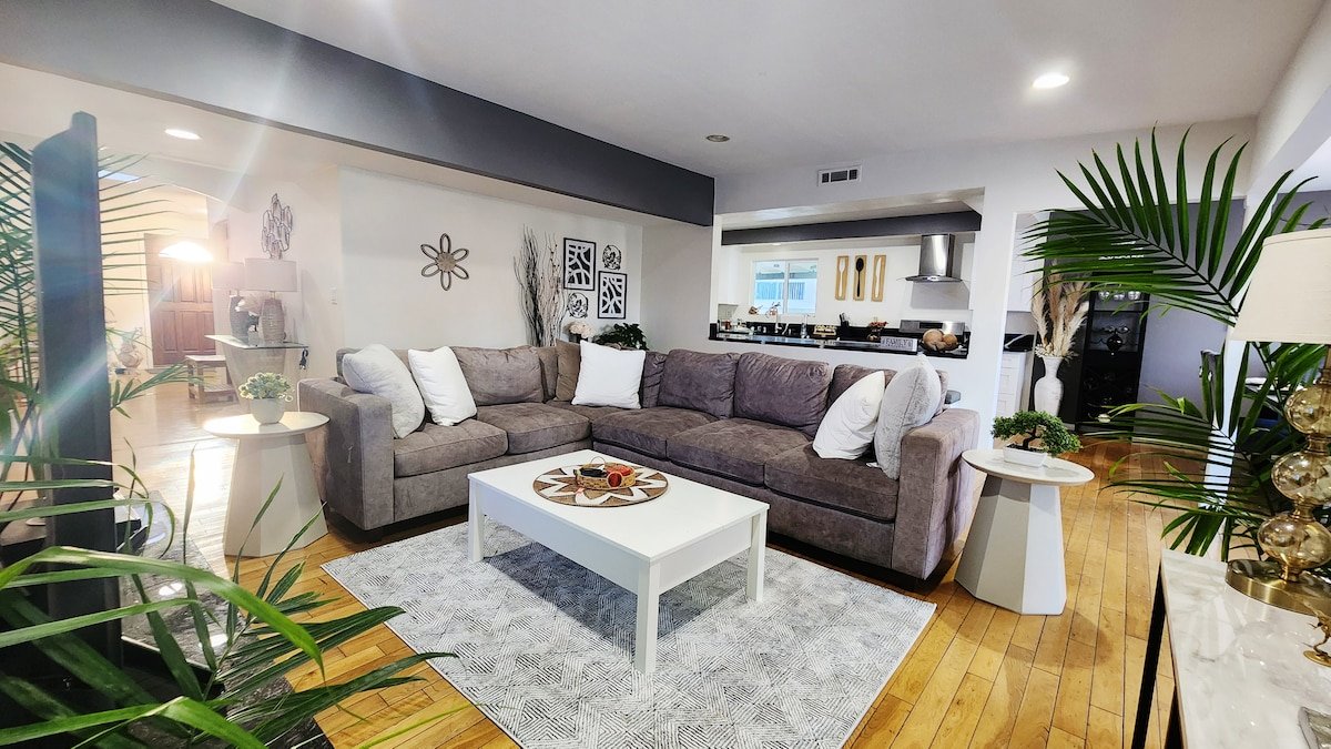 Stylish Home with Gorgeous Swimming Pool gallery image 2