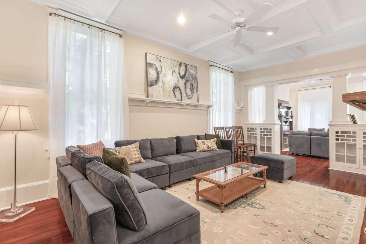 Classy Upscale Home | Perfect Uptown Location gallery image 3