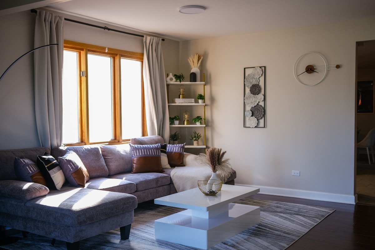 3BR Modern Apt • Gym • Workspace • Quiet Location gallery image 3